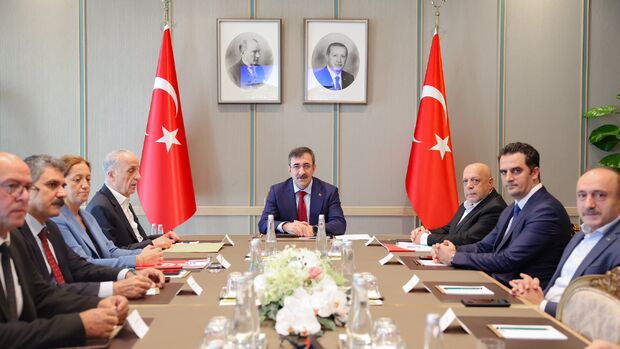 Cumhurbaşkanı Yardımcısı Yılmaz, işçi sendikası temsilcileri ile görüştü